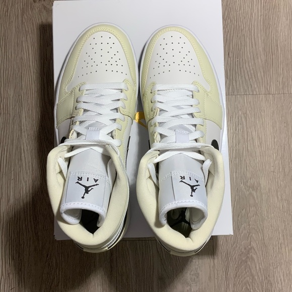Nike Air Jordan 1 Mid Coconut Milk Women’s Size 10 Available - BQ6472-121 - Picture 11 of 11